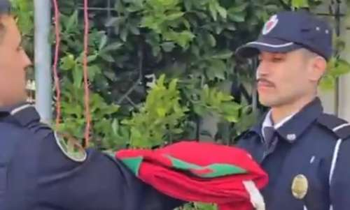 القصر الكبير: رفع العلم الوطني إيذانًا باستئناف الخدمات الأمنية بعد الفياضانات